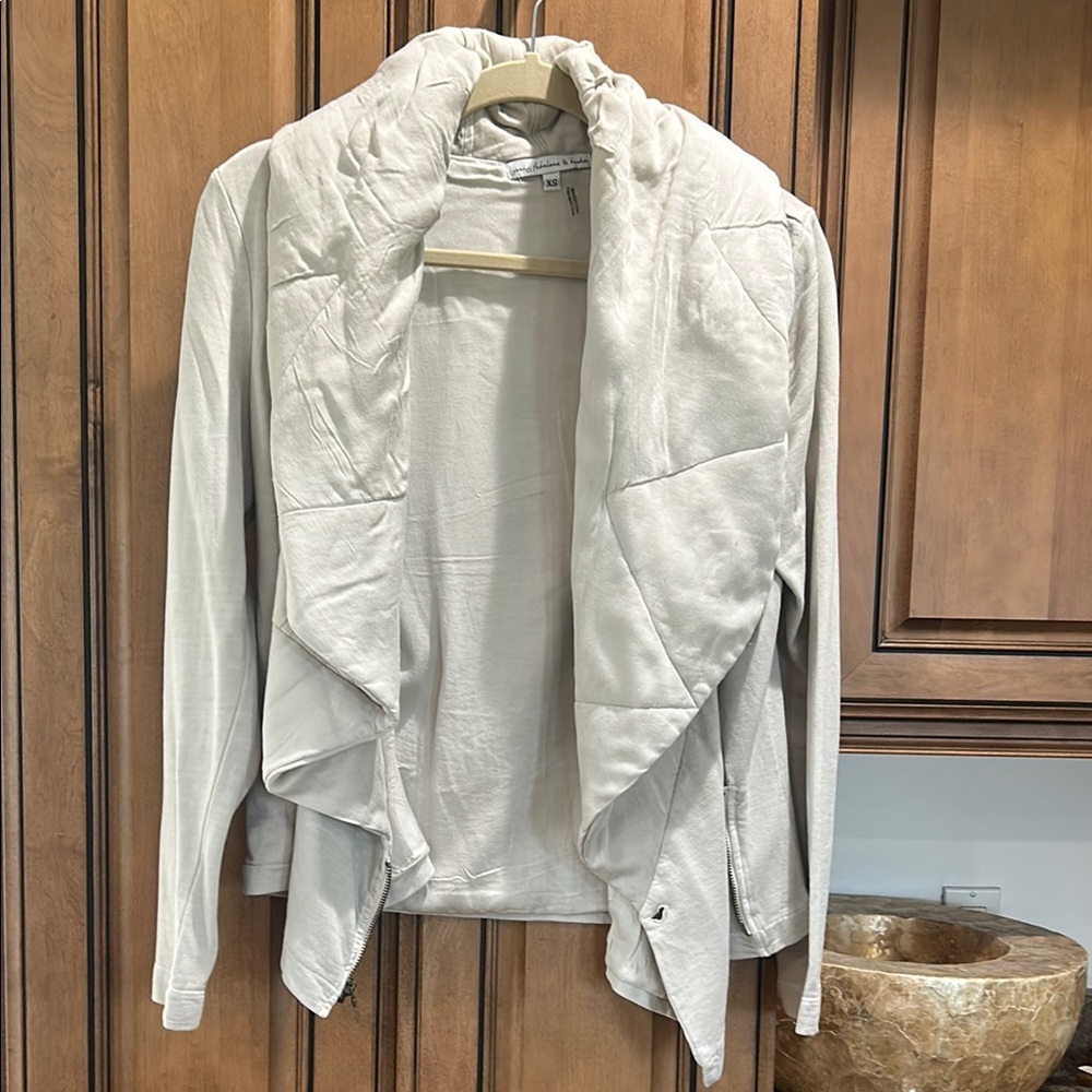 Elegant Cream Women's Jacket - Picture 5 of 7